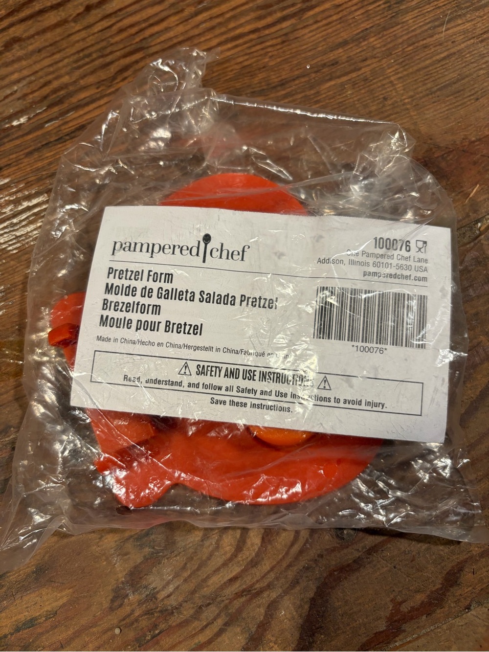 Pampered Chef Orange Pretzel Mold Set